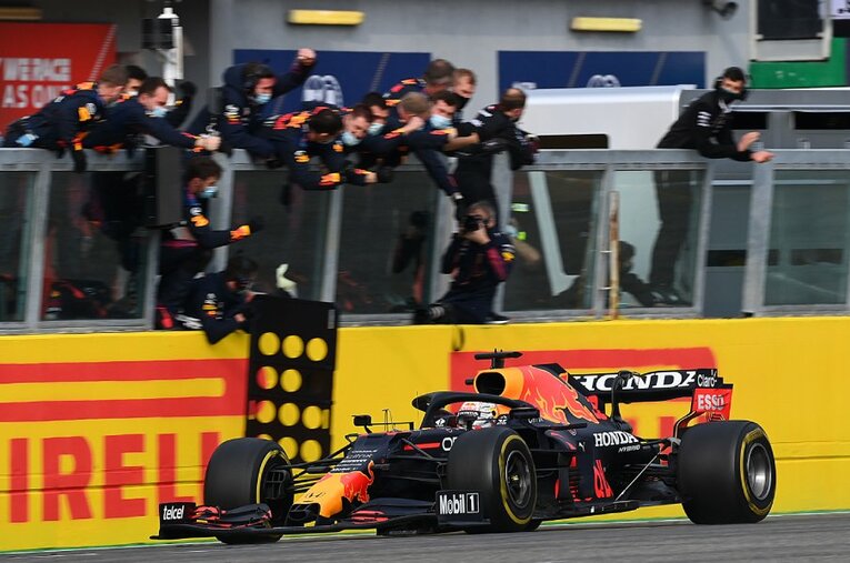 ウェットスタートの難しいコンディションを制し、ホンダに今季初優勝をもたらしたのは、エースのフェルスタッペンだった ／ photograph by Getty Images