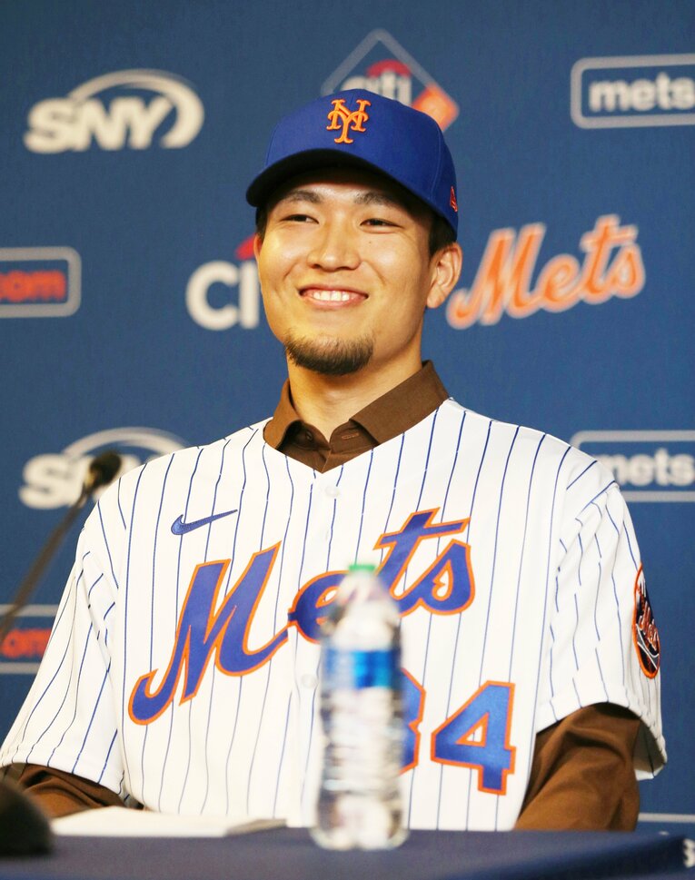 メッツ入団会見で笑顔の千賀　©JIJI PRESS