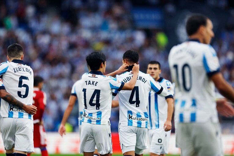 スビメンディの襟を直してあげる優しさも