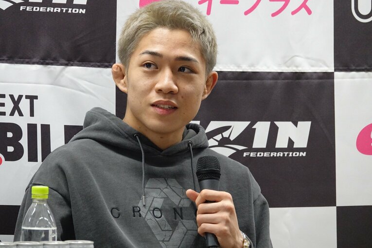 試合後、さわやかな表情でインタビューに応じる秋元強真 ©Koji Fuse