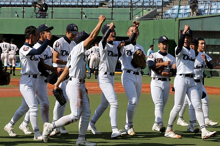 昨年11月、九州地区大会の準々決勝で延岡学園（宮崎）に競り勝つ。センバツ有力となり試合後に喜ぶ大崎高校の選手たち ／ photograph by KYODO