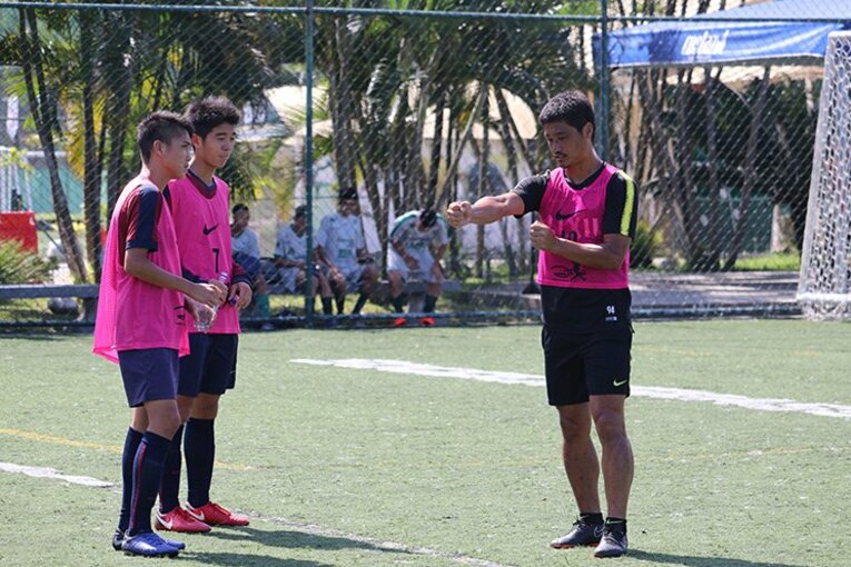 小笠原満男が子供に説く海外の心得。「寝られなくても目を閉じればいい」(2)