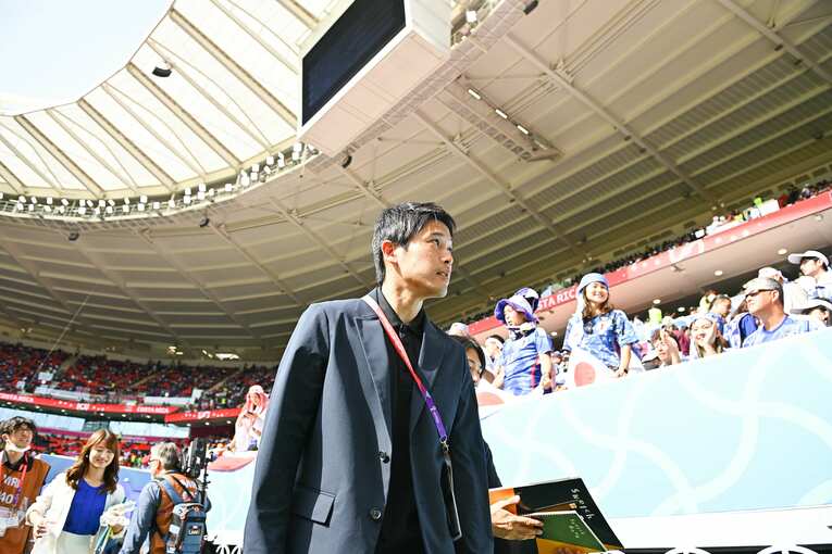 現地リポートをする内田篤人　©Takuya Kaneko/JMPA