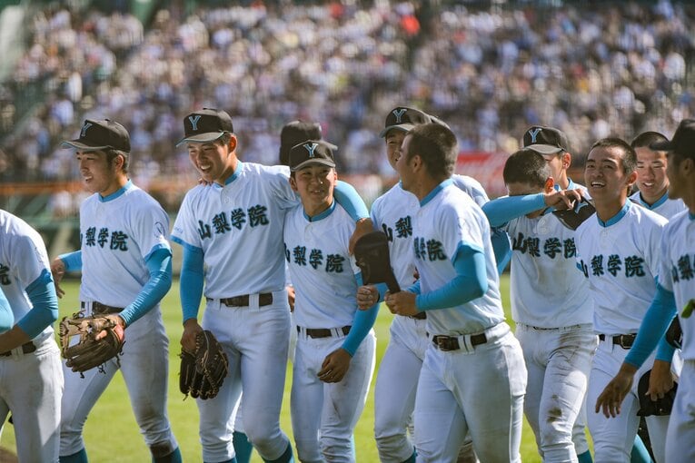 山梨県勢初の甲子園V。大会終盤にかけて、なぜ笑顔が増えた？　©Nanae Suzuki