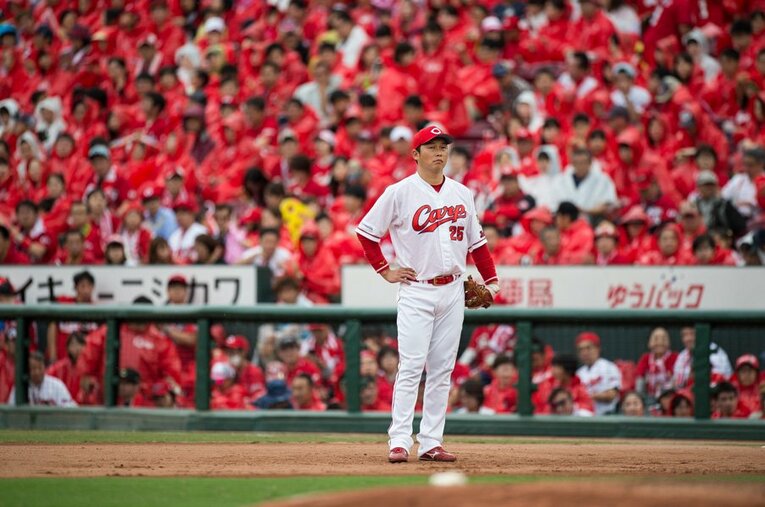 「カープはこのまま終わらない」新井貴浩のエールと鯉党の想い。(2) ／ photograph by Nanae Suzuki