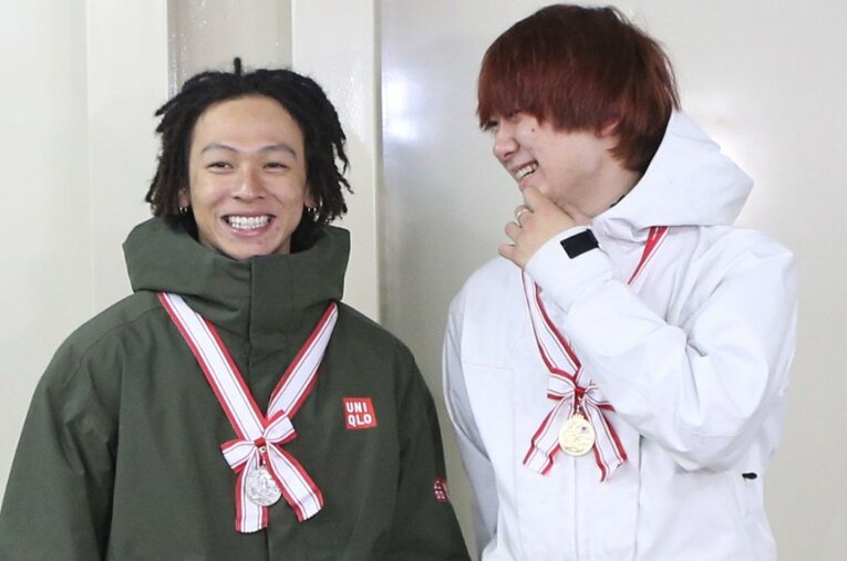 平野歩夢（左）と戸塚優斗（2021年全日本選手権にて） ／ photograph by JIJI PRESS