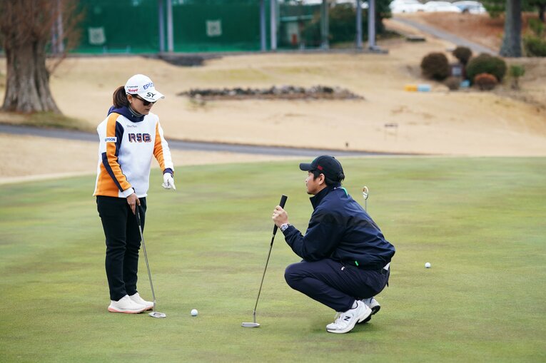 今季から契約したマスダゴルフのパターを試す横峯さくら（2025年1月撮影）©︎Shizuka Minami