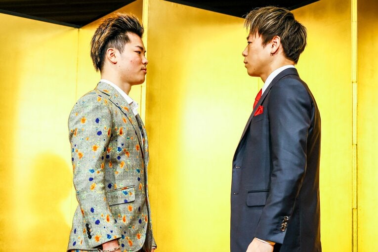 2021年12月24日、対戦発表会見で向かい合う那須川天心と武尊　©THE MATCH 2022/Susumu Nagao