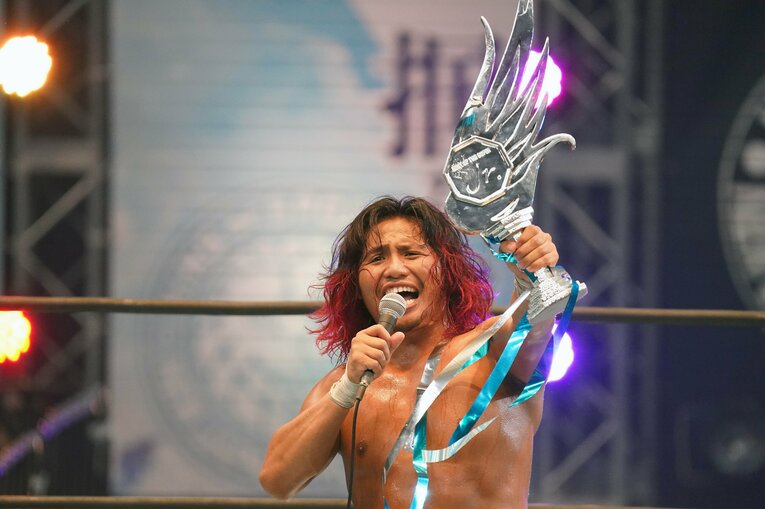 誇らしげに優勝トロフィーを掲げ、「これがオレたちのスーパージュニアだ！」と叫んだ　©Essei Hara