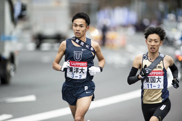 2020年、箱根駅伝2区でデットヒートを繰り広げた相澤晃（左／東洋大）と伊藤達彦（東京国際大）3枚目／全3枚　©︎Yuki Suenaga