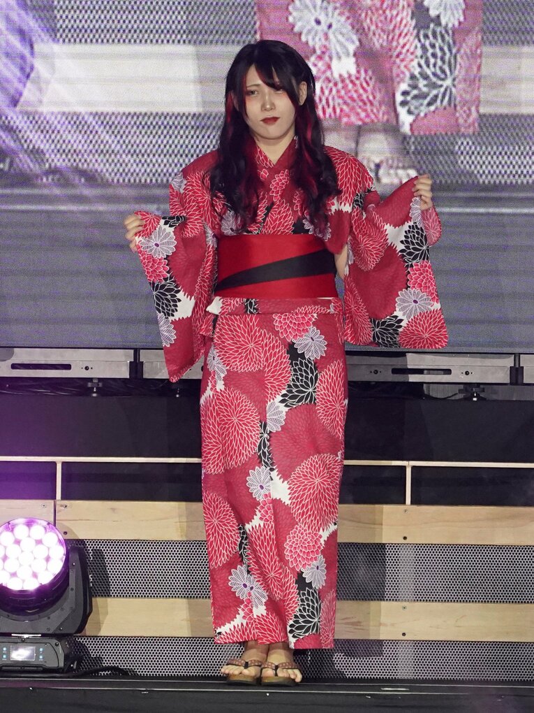 浴衣姿の林下詩美