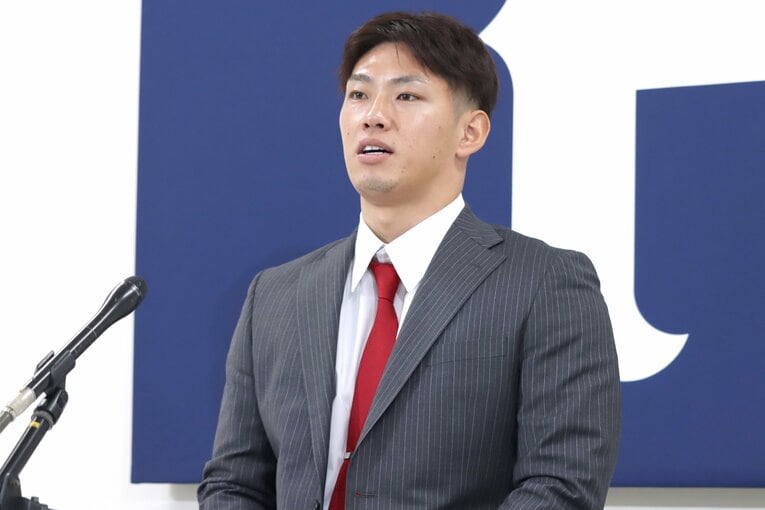 2025年の契約更改後の会見では、推定年俸2200万円増の3000万円と大幅アップを報告した　©JIJI PRESS