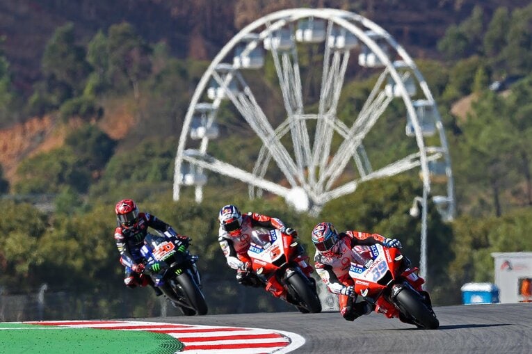 アルガルベGPでプラマック・レーシングのドゥカティ勢を抜けず苦戦するクアルタラロ（左）