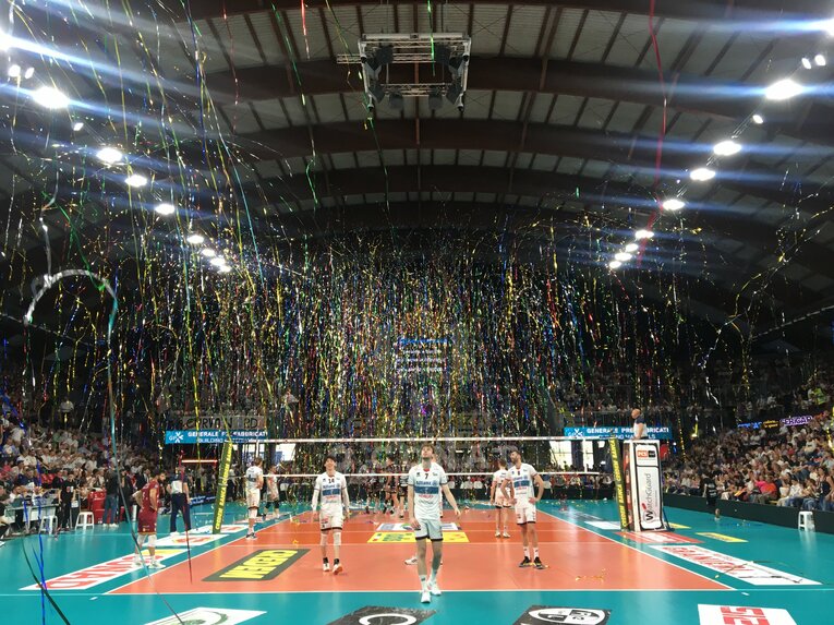 プレーオフ第3戦、敵地の華々しい演出に苦笑いの石川祐希（筆者撮影）