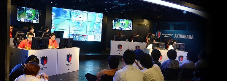 普段はプロ選手が緊迫した試合を繰り広げるアリーナも、この日は和やかムード。お揃いのTシャツを作って出場する気合の入ったチームも。 ／ photograph by SANKO.INC/Negi Yagi