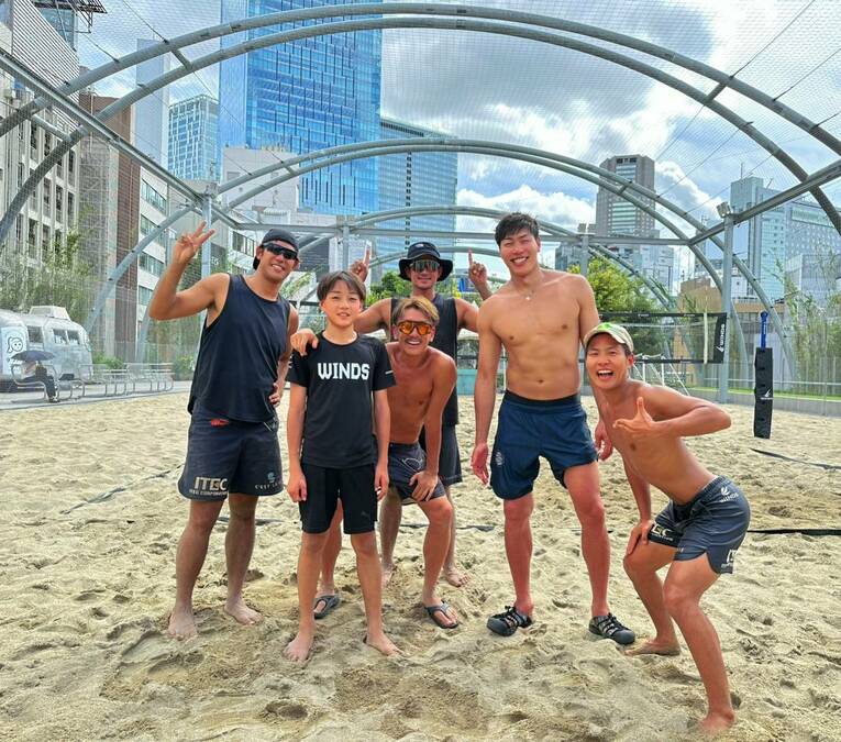 東京・渋谷の宮下パークで練習する西村（中央）や清水（右から２人目）ら仲間たち（西村晃一提供）