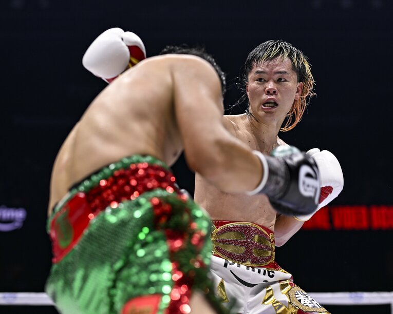 井上拓真を攻める那須川天心　©Hiroaki Finito Yamaguchi