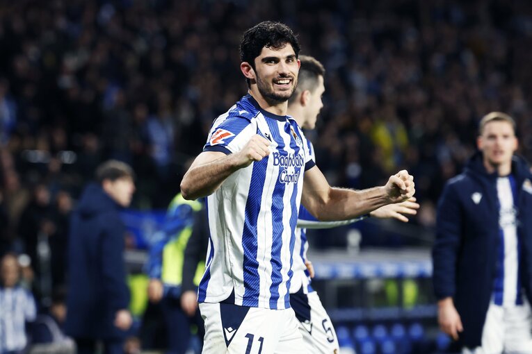 ソレールはペドリの足首へのタックルで一発退場となった（写真は続きます）　©Daisuke Nakashima