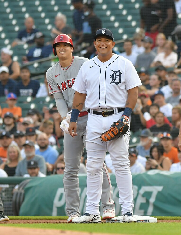 一塁上でミゲル・カブレラと楽しそう　ⒸGetty Images