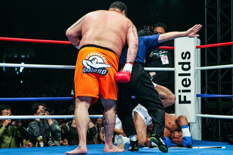 角田信朗をダウンに追い込む　©Susumu Nagao