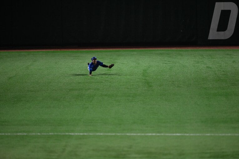 日本シリーズ第3戦、桑原将志の神ダイブからのスーパーキャッチの瞬間（3枚目／全5枚中）©︎Nanae Suzuki