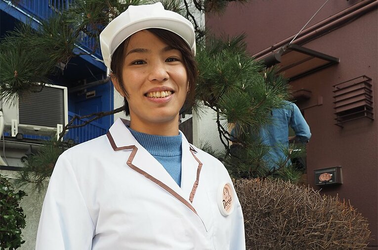 店を訪れるとかっぽう着姿で店先に立っていた松本薫。その表情に野獣の面影はもうない。 ／ photograph by Keigo Amemiya