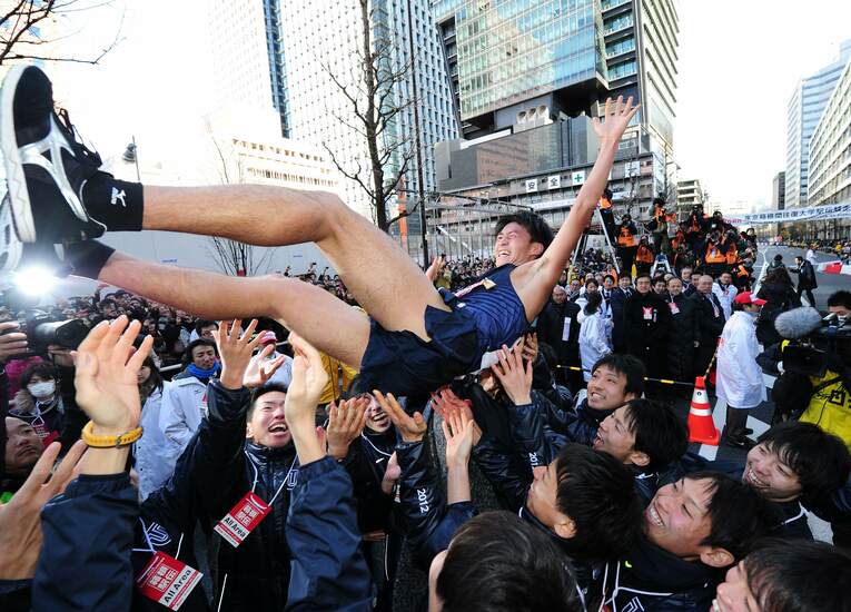 齋藤は優勝ランナーとして胴上げをされる　©JIJI PRESS