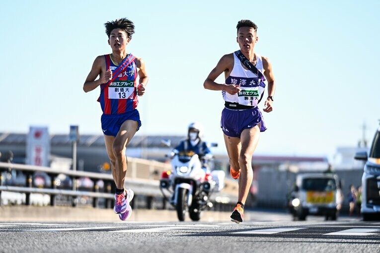 2区の創価大・葛西潤（左）は駒澤大のスーパールーキー佐藤圭汰に1秒差で競り勝ち、区間賞に ©Nanae Suzuki