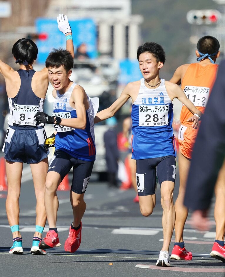 須磨学園時代、青学大でも先輩となる折田（右）からタスキを受ける藤岡孝太郎　©AFLO