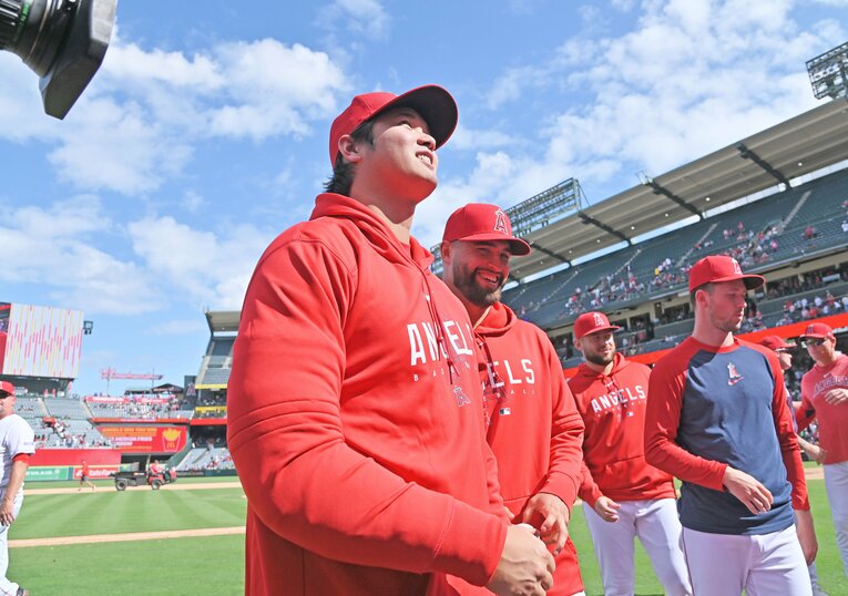 エンゼルスの今季最終戦を終え、仲間たちとグラウンドを後にする大谷翔平　©JIJI PRESS
