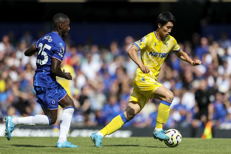 カイセドのマークをいなす鎌田　©Getty Images