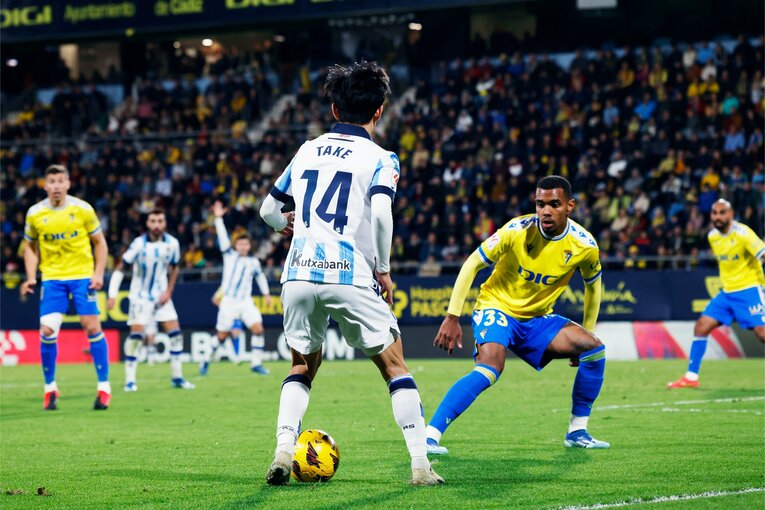 敵を目前にした状況で、冷静にスビメンディへとパスを届けた久保