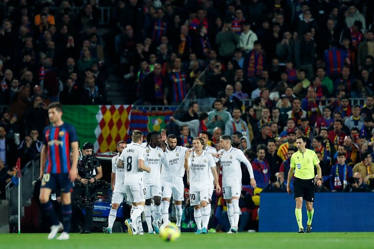 「バルサがメッシ退団後初のリーガ制覇」間近なクラシコの“喜びと憎しみ、一瞬のリスペクト”を撮った「18歳ガビが倒れたレアルDFを…」(16)