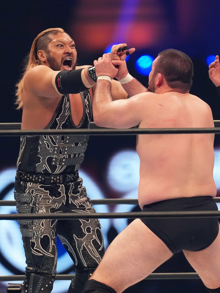 EVILのリストを掴み防御するウルフアロン　©Essei Hara