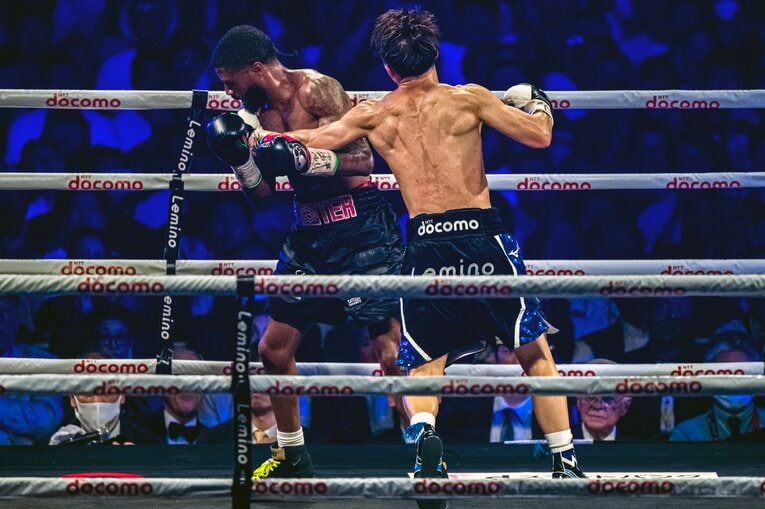 8R、フルトンからダウンを奪った左フック。肩回りの筋肉がブロック状に浮き出ている　©Takuya Sugiyama