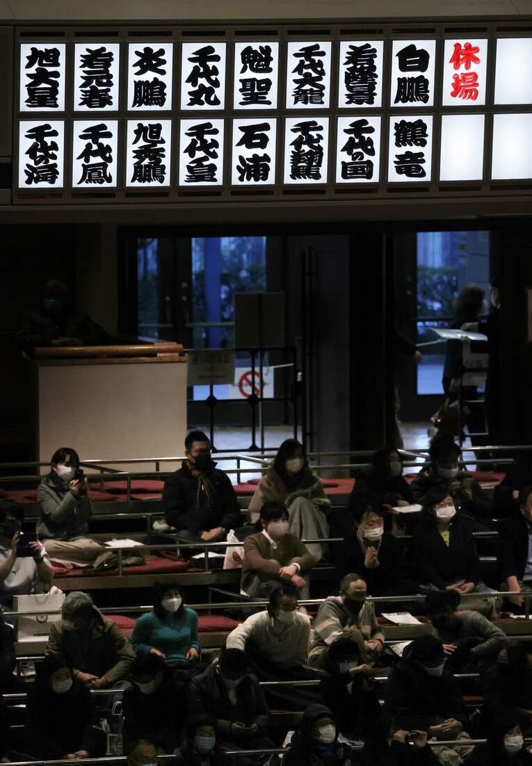 新型コロナウイルス陽性および濃厚接触などで休場した十両以上の16人の力士が表示された掲示板（10日撮影）　©JIJI PRESS　