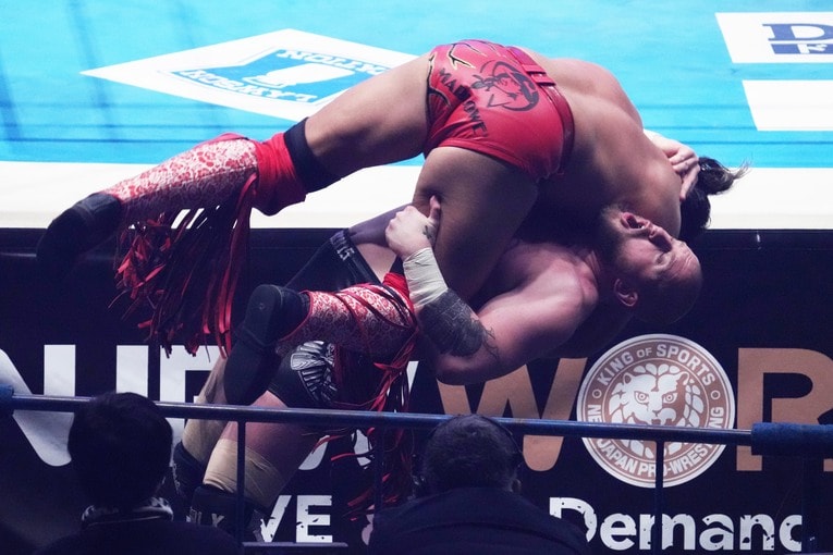 場外で辻陽太をエクスプロイダーで投げるゲイブ・キッド　©Essei Hara