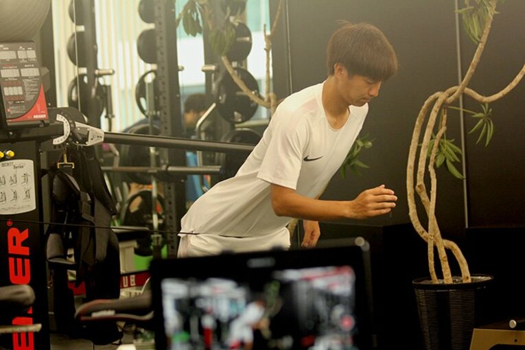 奥川雅也が語る飛躍の時と南野拓実。「ほんま“THE海外選手”というか」(2)