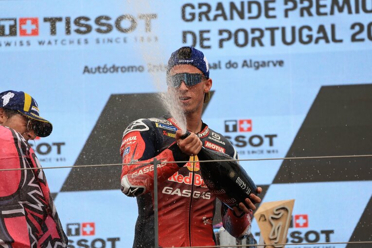 表彰式で喜びを隠さないアコスタ　©Satoshi Endo