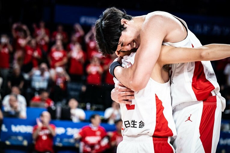 試合後に抱き合う富樫と渡邊　©︎FIBA