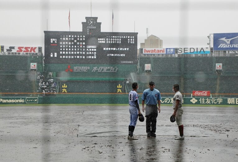 8回途中、降雨コールド宣言前に山口球審（中央）の話を聞く大阪桐蔭・池田（右）、東海大菅生・栄の両校主将　©JIJI PRESS