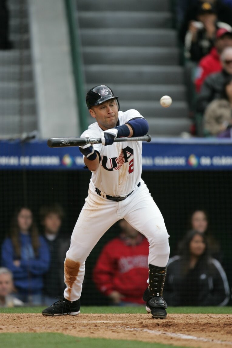2006年WBCアメリカ代表のジーター。バントを試みるシーンも（写真は右に続きます）　©Naoya Sanuki