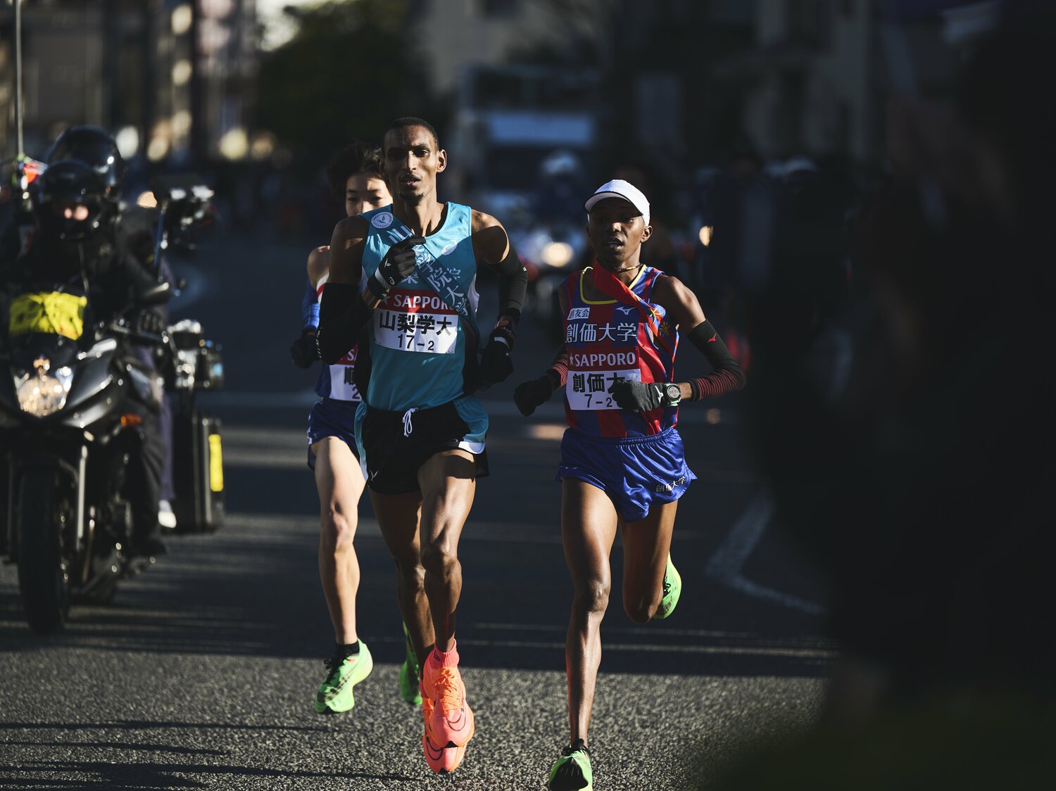 並走する創価大のムルワと山梨学院大のムルア ©Yuki Suenaga