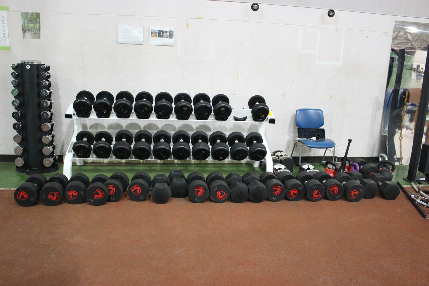 およそ野球選手のトレーニングでは使わないような、50キロのダンベルまで！　©NumberWeb