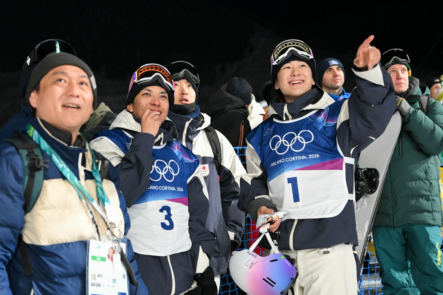 平野流佳（3番）と戸塚優斗（1番）は平野歩夢の強靭な精神力を何度も目撃してきたという　©Nanae Suzuki/JMPA