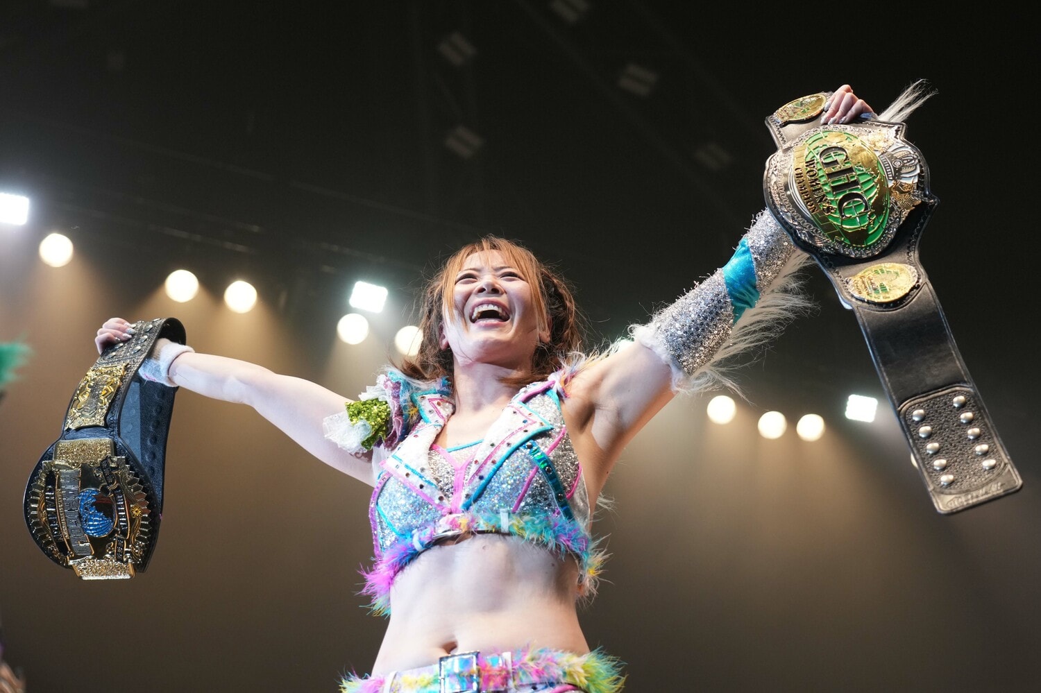 GHC女子王座とスーパーフライ級王座のベルトを掲げる岩谷麻優。1月3日、大田区総合体育館 ©Essei Hara