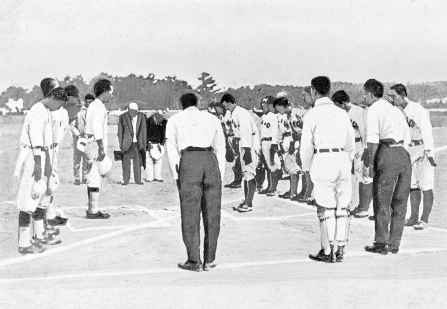 1915年、第1回全国中等学校優勝野球大会の開幕試合。当時から球児の頭髪は短かった　©Asahi Shimbun