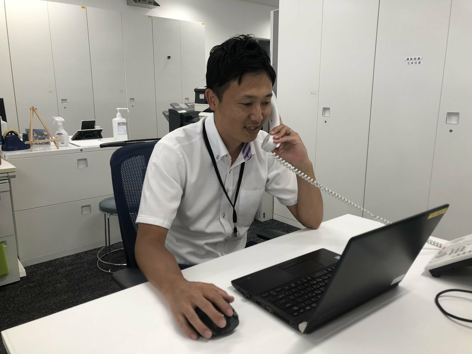 JR西日本で人事を担当する山本秀祐さん。応援団ではマイクパフォーマンスを担う