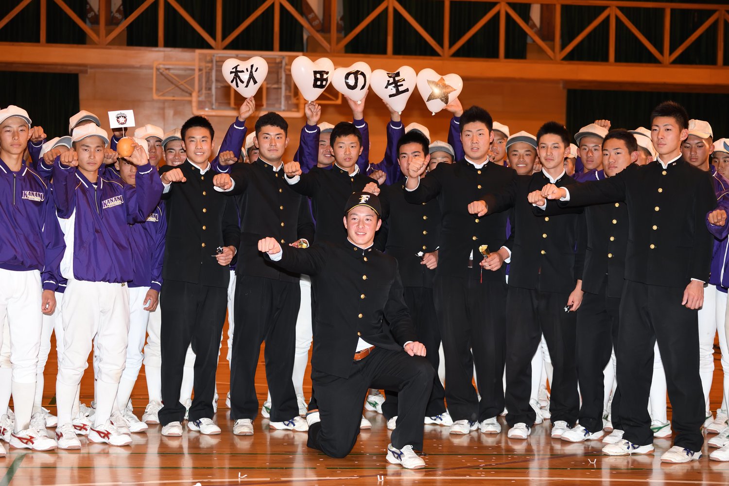 ドラフト会議後にチームメイトから祝福される吉田。後ろには「秋田の星★」の文字が　©Keiji Ishikawa