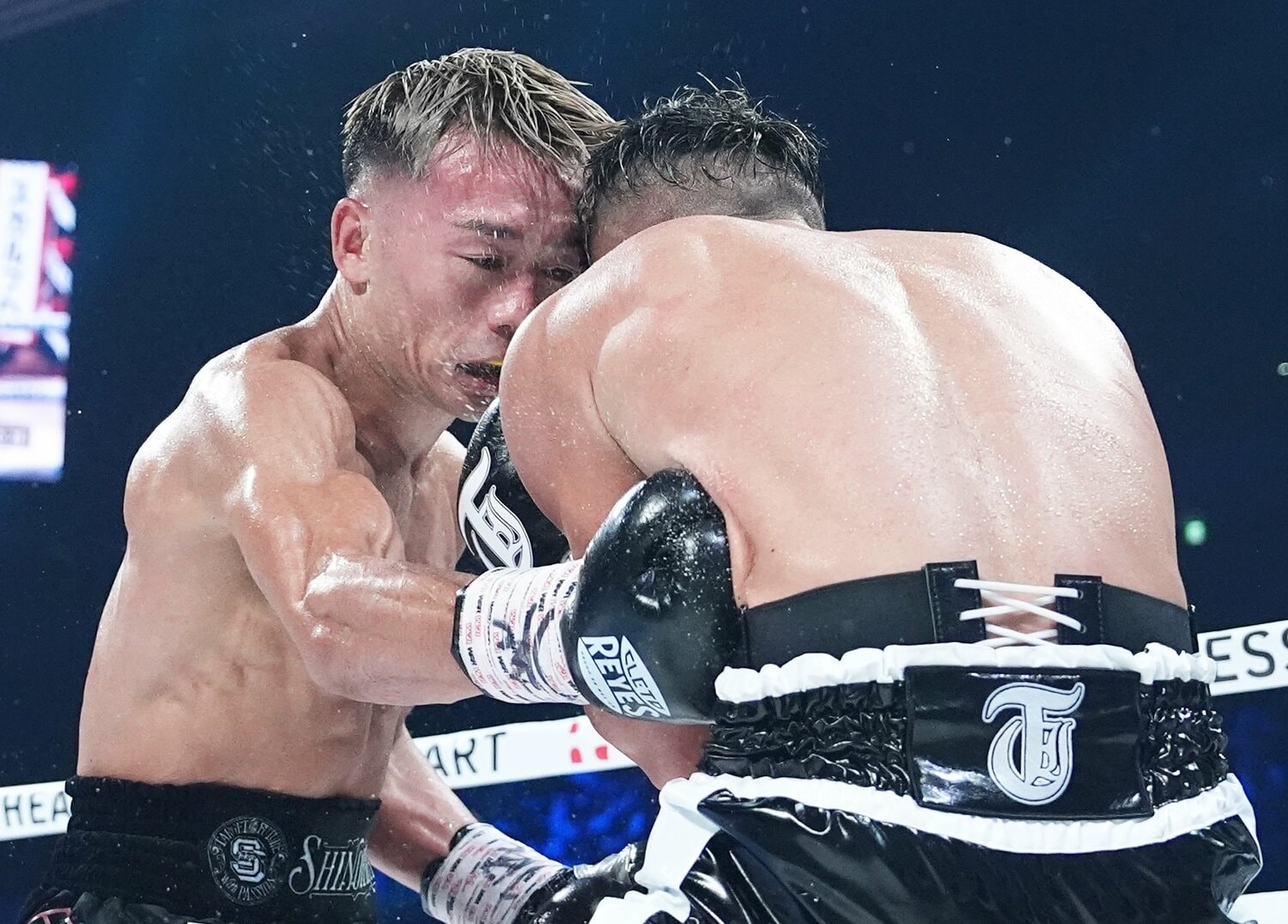 井上拓真のボディに左のパンチをねじ込む堤聖也　©Naoki Fukuda